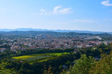 Slovenya 'da Nova Gorica yakınlarındaki Solkan kasabasının manzarası