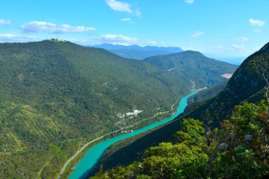 Slovenya 'nın Primorska kentindeki Soca Nehri Vadisi ve Sveta Gora Tepesi manzarası