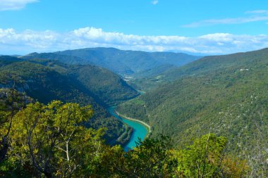 Slovenya 'nın Primorska kentindeki Soca Nehri Vadisi manzarası