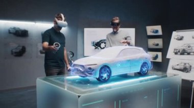 Stüdyodaki iki geliştirme mühendisi 3 boyutlu modelleme teknolojisi ve VR kulaklığı kullanarak çevre dostu sürdürülebilir standart bir elektrikli araç tasarlıyorlar. Tanısal uygulamanın 3B arayüzü.