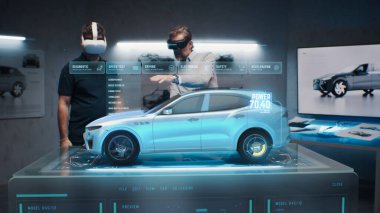 Stüdyodaki iki geliştirme mühendisi 3 boyutlu modelleme teknolojisi ve VR kulaklığı kullanarak çevre dostu sürdürülebilir standart bir elektrikli araç tasarlıyorlar. Tanısal uygulamanın 3B arayüzü.