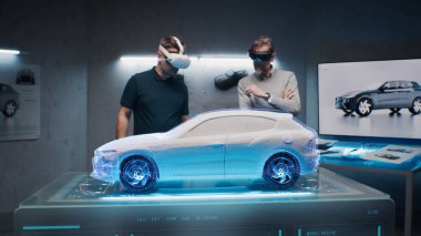 Stüdyodaki iki geliştirme mühendisi 3 boyutlu modelleme teknolojisi ve VR kulaklığı kullanarak çevre dostu sürdürülebilir standart bir elektrikli araç tasarlıyorlar. Tanısal uygulamanın 3B arayüzü.