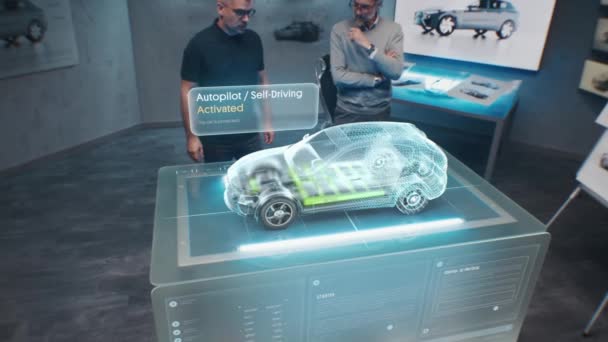 开发工程师正在测试集成在人工智能电动汽车中的无人驾驶自动驾驶仪系统 他们使用创新的尖端三维可视化建模技术 — 图库视频影像