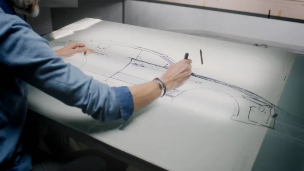 자동차 디자이너는 차체에 마커와 라이트 테이블을 스케치하고 미래의 자동차 설계를 — 스톡 사진