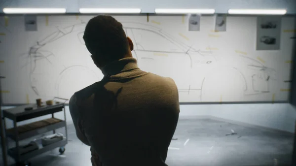 汽车非洲裔美国男性设计师用标记绘制草图的背景图 在白板上发展未来电动汽车的设计 在现代汽车设计开发工作室工作 — 图库照片