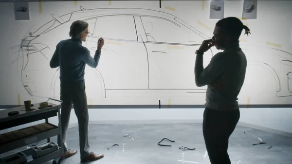 Два Различных Автомобильных Дизайнера Обсуждают Эскизы Рисуют Маркерами Разрабатывают Футуристический — стоковое фото