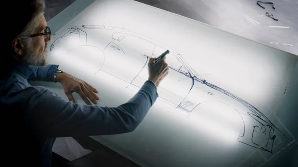 Senior Diseño Masculino Automotriz Dibujo Plano Con Marcador Mesa Luz — Foto de Stock