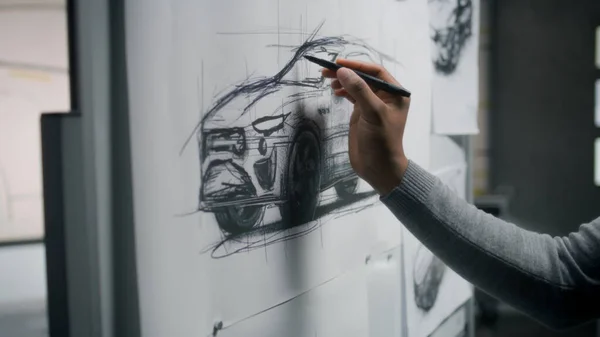 자동차 아프리카 미국인 디자이너 스케치 청사진을 화이트보드에 마커로 그리고 미래의 — 스톡 사진