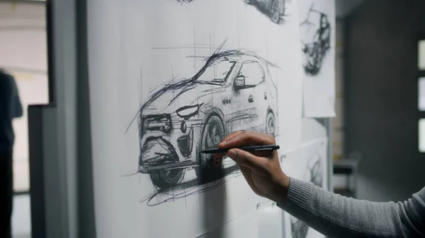 자동차 아프리카 미국인 디자이너 스케치 청사진을 화이트보드에 마커로 그리고 미래의 — 스톡 사진