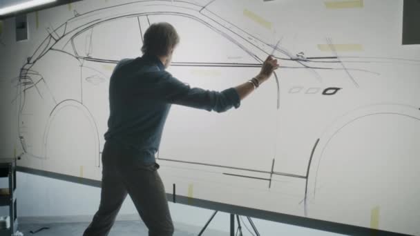 Зрілий Автомобільний Дизайнер Чоловік Створює Ескіз Стрічкою Паперовій Дошці Розробляючи — стокове відео