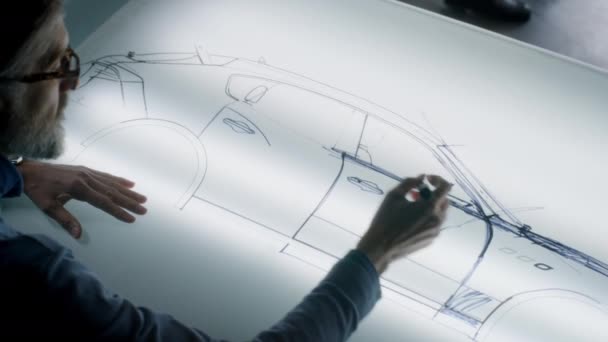 Senior Diseño Masculino Automotriz Dibujo Plano Con Marcador Mesa Luz — Vídeo de stock