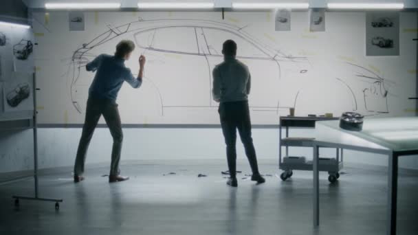 Два Різних Автомобільних Дизайнери Чоловічої Статі Малюють Ескіз Маркером Білих — стокове відео