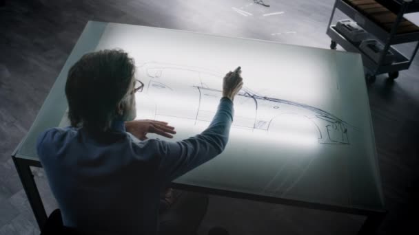 Starszy Projektant Samochodowy Rysuje Szkic Markerem Przy Stole Oświetleniowym Opracowując — Wideo stockowe