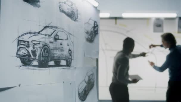 자동차 엔지니어들 스케치에 토론하고 화이트보드에 마커와 그림을 그리며 태블릿 컴퓨터를 — 비디오