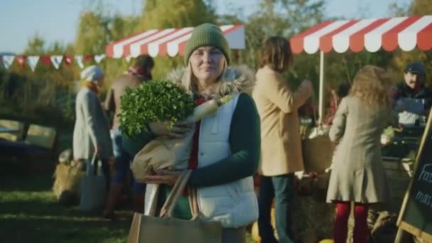 Mulher Adulta Posando Com Saco Frutas Legumes Olha Para Câmera — Vídeo de Stock