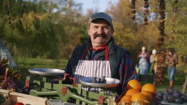 Starší Farmář Stojí Stánku Čerstvým Barevným Ovocem Zeleninou Dívá Kamery — Stock video