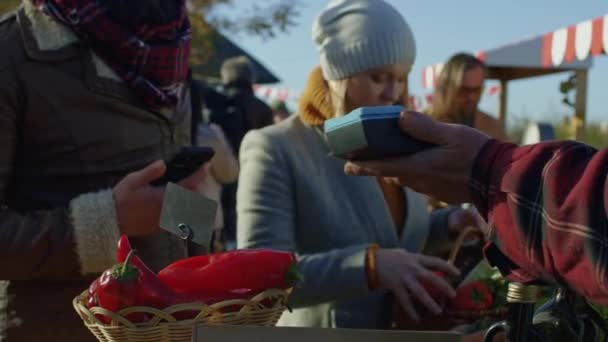 Les Conjoints Faisant Leurs Courses Sur Marché Fermier Local Femme — Video