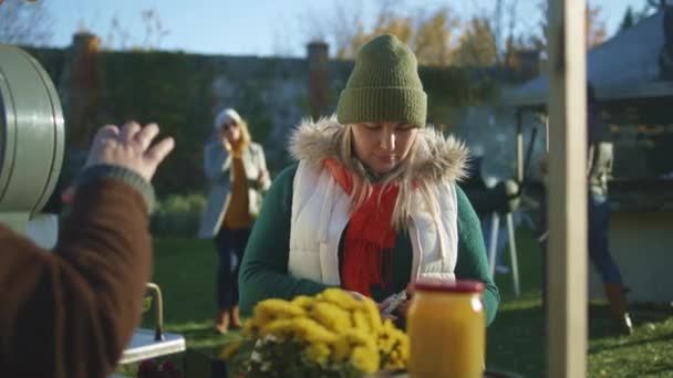 Kvinnan Betalar För Varorna Säljaren Ger Henne Äppelpåsen Människor Promenader — Stockvideo
