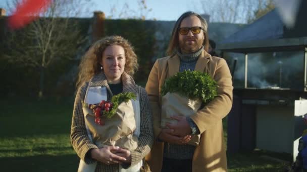 Portrait Couple Adultes Debout Avec Des Sacs Légumes Fruits Famille — Video
