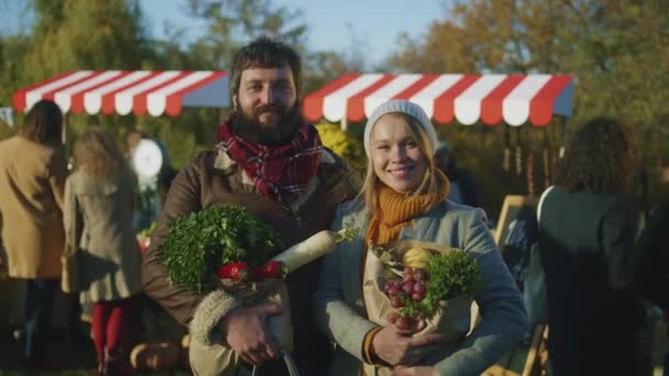 Cônjuges Posando Com Saco Frutas Vegetais Olhando Para Câmera Sorrindo — Vídeo de Stock