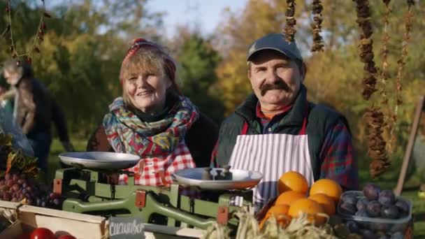 Heureux Couple Agriculteurs Âgés Debout Près Des Fruits Légumes Frais — Video