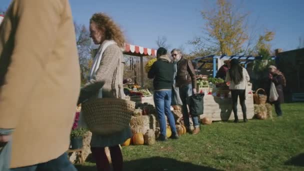 Pessoas Que Fazem Compras Mercado Agricultores Urbanos Escolhem Produtos Frescos — Vídeo de Stock
