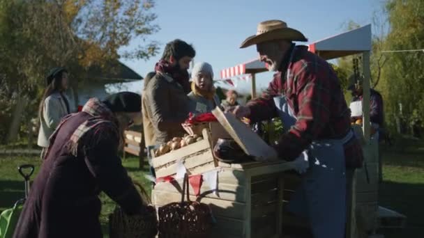 Idős Farmer Gyümölcsöt Zöldséget Árul Istállóban Idős Papírzacskóba Teszi Termékeket — Stock videók
