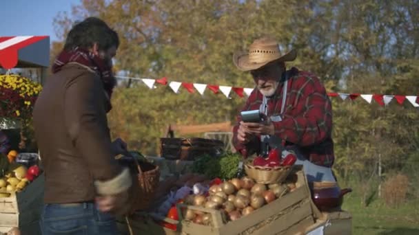 Ein Erwachsener Mann Zahlt Kontaktlos Smartphone Einkäufe Den Bauern Wochenendeinkauf — Stockvideo