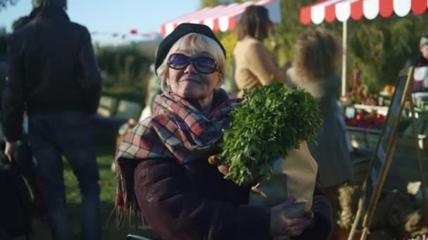 Mulher Sênior Óculos Sol Ficar Com Saco Legumes Posando Olha — Vídeo de Stock