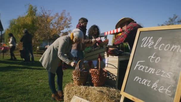 Άνθρωποι Ψωνίζουν Επιλέγουν Φρούτα Και Λαχανικά Στην Τοπική Αγορά Αγροτών — Αρχείο Βίντεο
