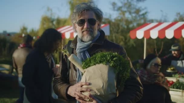 Reifer Mann Mit Sonnenbrille Posiert Mit Einer Tüte Obst Oder — Stockvideo