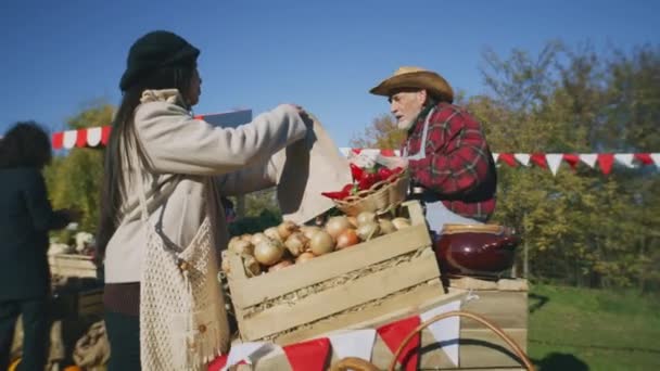 Asijka Afroameričan Nakupují Místním Farmářském Trhu Pár Koupit Vejce Ovoce — Stock video
