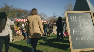 Birçok farklı insan yerel çiftçi pazarında yürüyor, alışveriş yapıyor, meyve ve sebze seçiyor. Hafta sonları açık havada sonbahar festivali. Vejetaryen ve organik yiyecekler. Tarım. Satış sistemi noktaları.