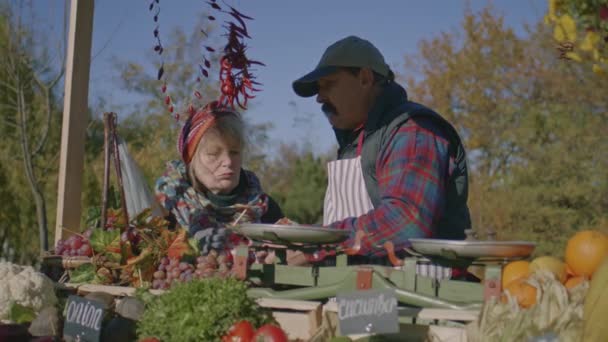 Couple Agriculteurs Âgés Faisant Pause Déjeuner Dégustation Viande Cuite Par — Video