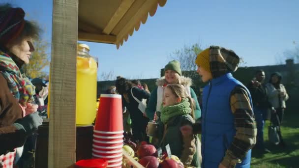 Matka Dwójką Dzieci Kupuje Arbuza Zakupy Lokalnym Rynku Rolniczym Autumn — Wideo stockowe