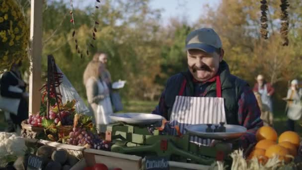 Ανώτερος Πωλητής Αγρότης Δίνει Χαρτί Οικολογική Τσάντα Φρούτα Λαχανικά Για — Αρχείο Βίντεο