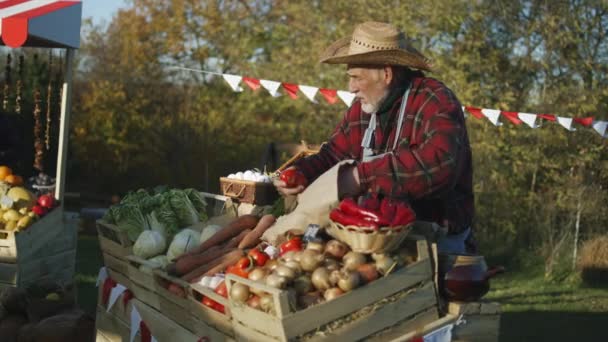 Agricultor Estabelece Frutas Vegetais Proprietário Ponto Venda Compartilha Produtos Com — Vídeo de Stock