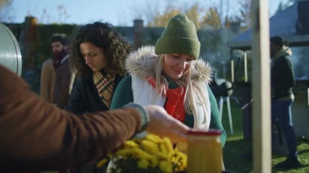 Mulher Adulta Escolhe Maçãs Barraca Com Frutas Legumes Pessoas Andando — Vídeo de Stock