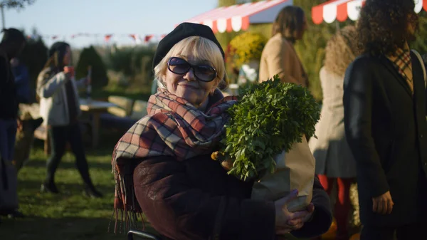 Старшая Женщина Солнечных Очках Стоит Сумкой Овощей Позирует Смотрит Камеру — стоковое фото