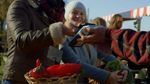 Супруги Покупают Рынке Местных Фермеров Жена Стоит Корзиной Фруктов Овощей — стоковое фото