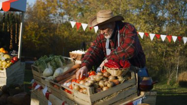 Çiftçi meyve ya da sebze serer. Satış noktasının sahibi ürünleri komşusuyla paylaşıyor. Kıdemli adam kendini mutlu hissediyor, en sevdiği işi yapıyor. Vejetaryen ve organik yiyecekler. Tarım.
