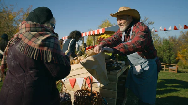Idős Asszony Szilvát Választja Istállóban Gyümölcsökkel Zöldségekkel Emberek Sétálnak Vásárolnak — Stock Fotó