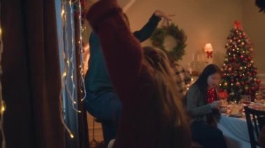 Mutlu çok kültürlü aileler ya da arkadaşlar Noel 'i ya da 2023 yılını kutluyor, eğleniyor ve gülüyorlar. Aile arşivi ya da blog için video. Aile içinde sıcak bir Noel yemeği..
