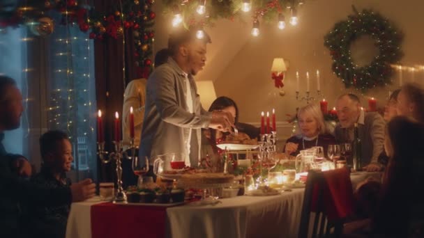 Afro Américain Coupe Dinde Avec Couteau Famille Multiculturelle Célébrant Noël — Video