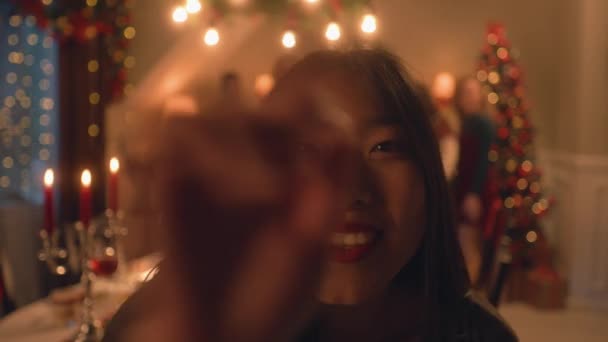 Азиатка Устанавливает Таймер Камеру Телефон Счастливая Мультикультурная Семья Делает Групповое — стоковое видео