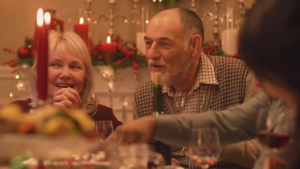 Šťastná Rodina Slaví Vánoce Nebo Nový Rok 2023 Mluví Starší — Stock video