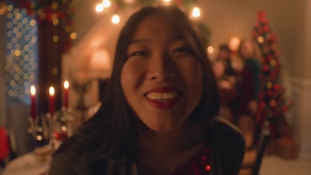 Azjatka Ustawia Zegar Kamerę Lub Telefon Szczęśliwa Wielokulturowa Rodzina Robi — Wideo stockowe