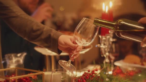 Zbliżenie Człowieka Wlewa Wino Kieliszka Wina Rodzina Świętująca Boże Narodzenie — Wideo stockowe