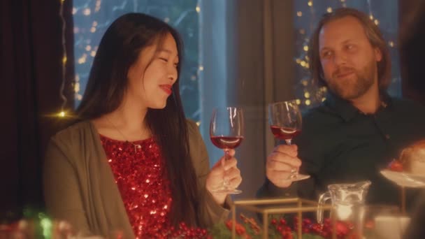 Φίλοι Κλυδωνίζονται Πίνουν Κρασί Και Μιλάνε Πολυπολιτισμικοί Φίλοι Γιορτάζουν Χριστούγεννα — Αρχείο Βίντεο