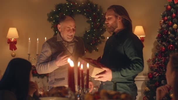 Adam Büyük Babasına Hediye Veriyor Noel 2023 Yılını Kutlayan Mutlu — Stok video